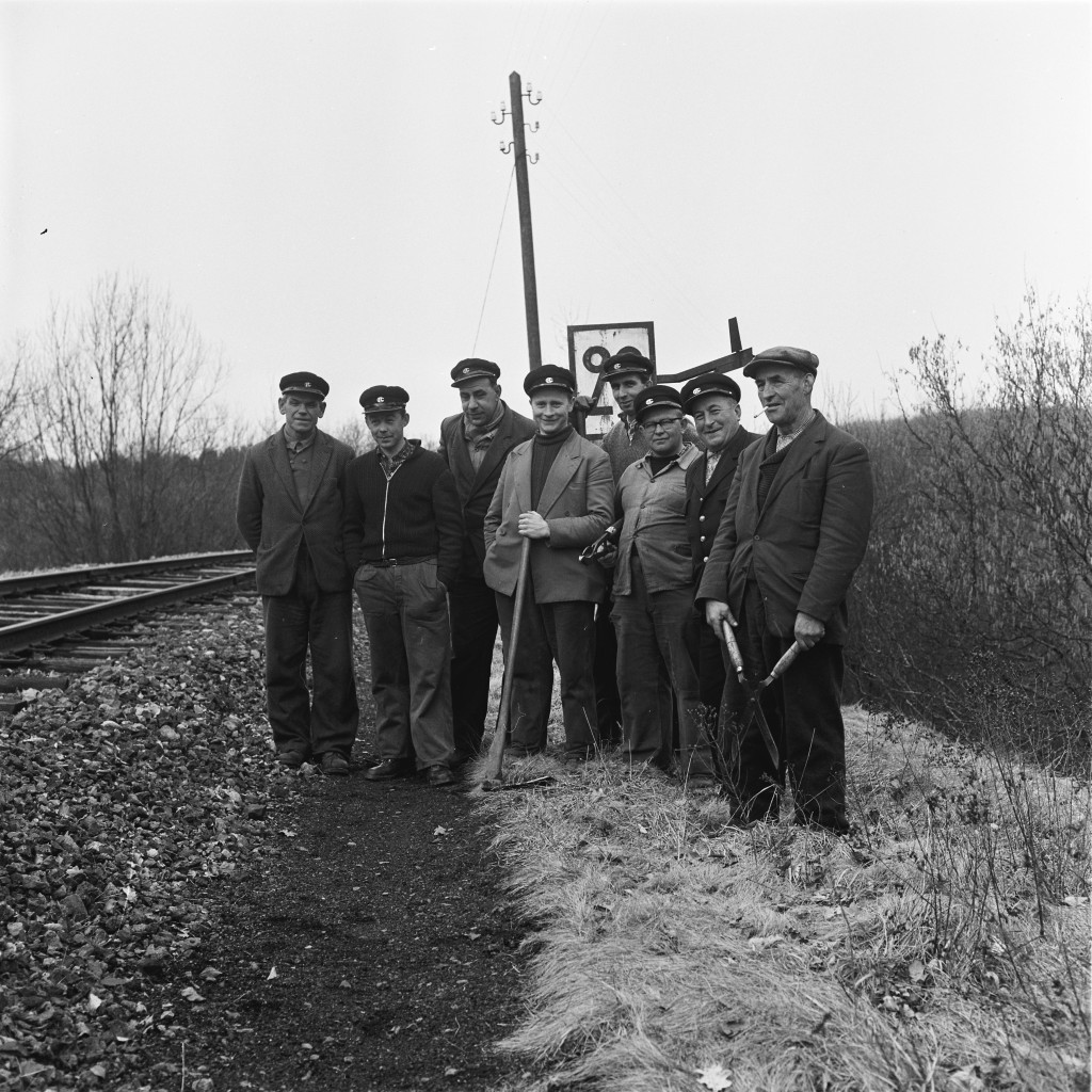 Des ouvriers de la voie de Troisvierges ( «  Ulflinger Rotte ») sur la ligne de la Vennbahn (Photo  Paul Aschman 1961, © Phototèque Ville de Luxembourg)