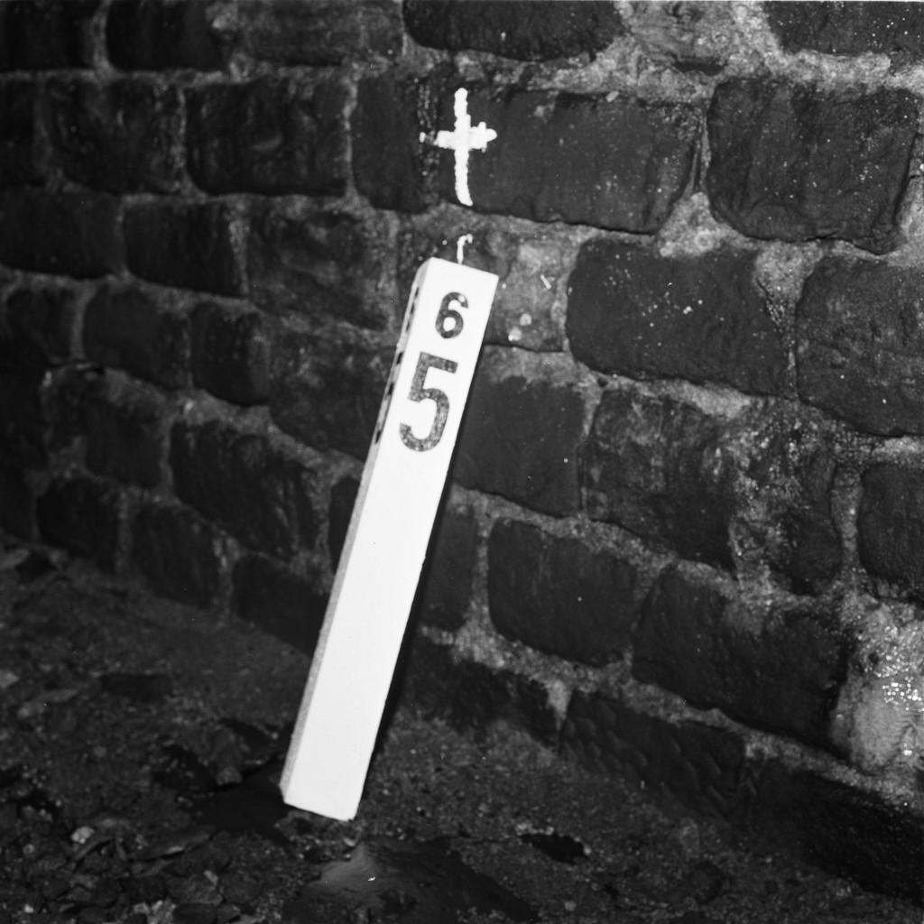 À l’époque, des barres de fer en acier peintes en blanc servaient de « bornes kilométriques » aux conducteurs de train, même à l‘intérieur du tunnel. (Photo Paul Aschman 1961, © Photothèque Ville de Luxembourg)